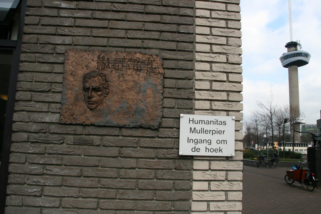 `Willem Pijper' om de hoek van Humanitas Mullerpier en de Euromast, Rotterdam. by Carl030nl