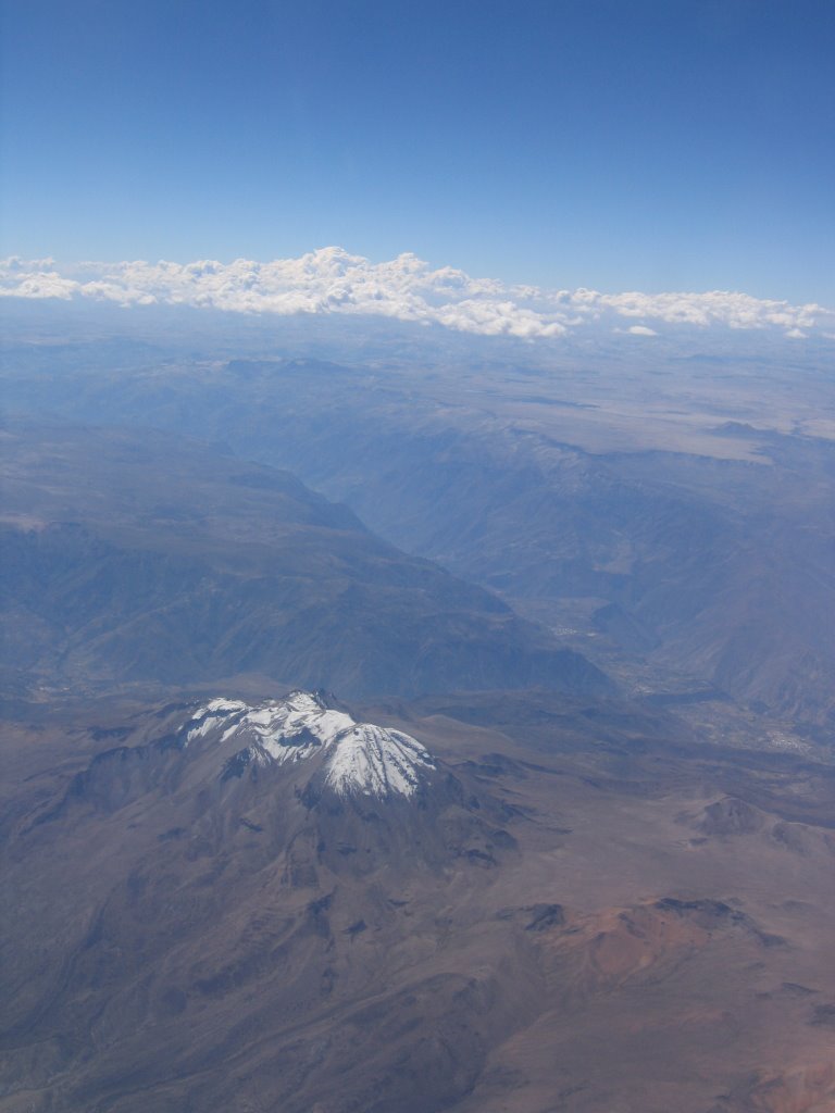 Sara Sara Volcanoe (5522 m high) next to Rio Ocona by aymeric