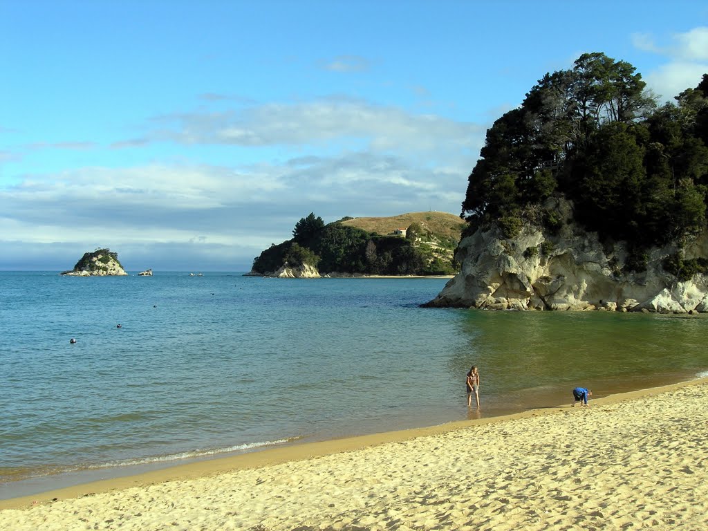 Evening tranquility at Kaiteriteri beach by Tomas K☼h☼ut