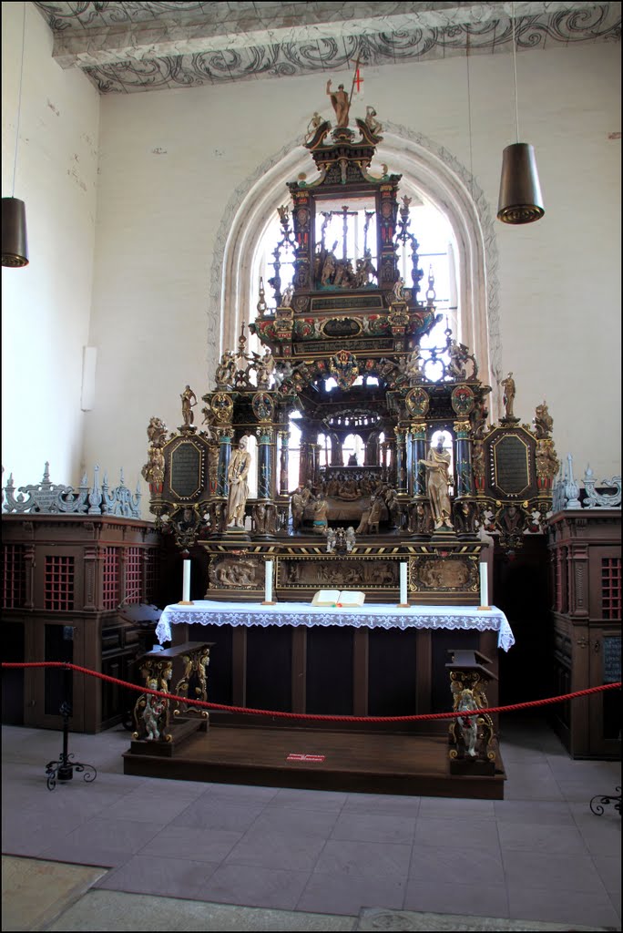 Rodenkirche: Altar der Evangelisch Lutherische Kirche by © Dennis Wubs