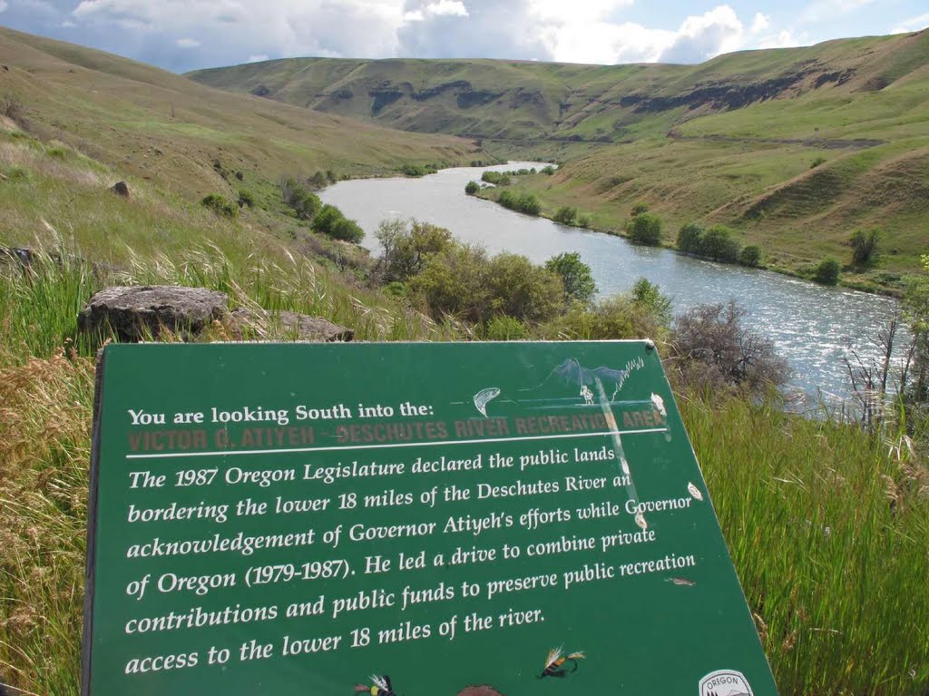 Unsigned junction at Vic Atiyeh viewpoint bench by Curious Gorge Guidebook