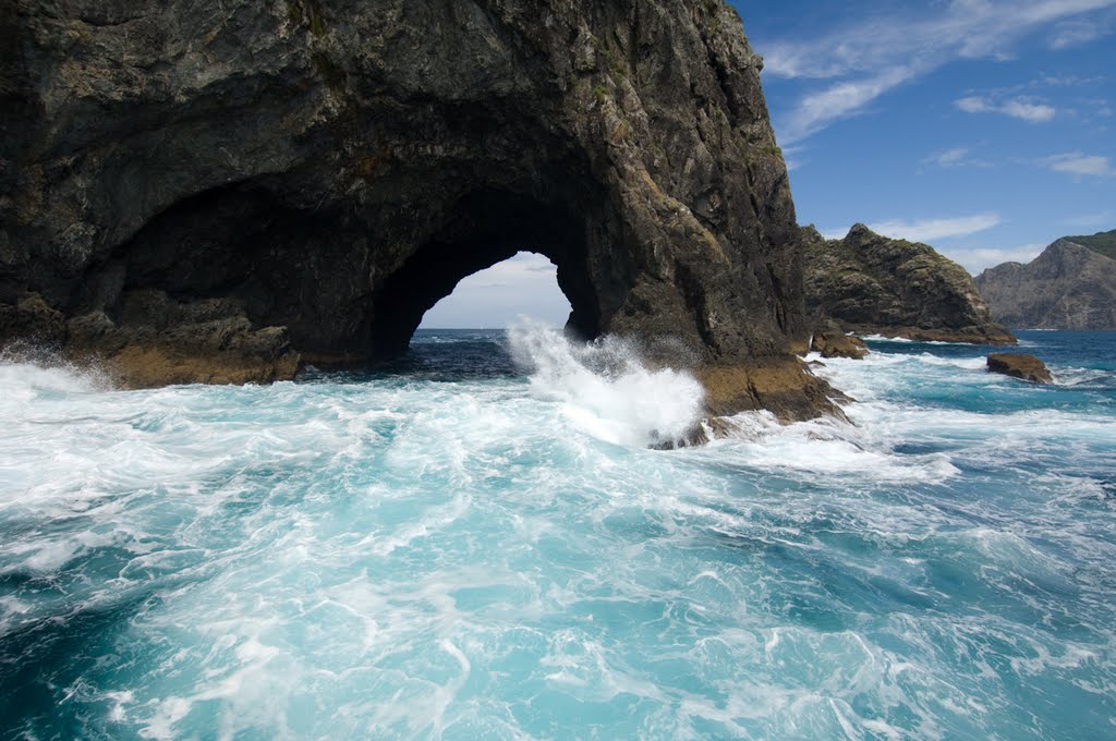 Hole in the Rock, Piercy Island, Bay of Island by Andreas Kaufer