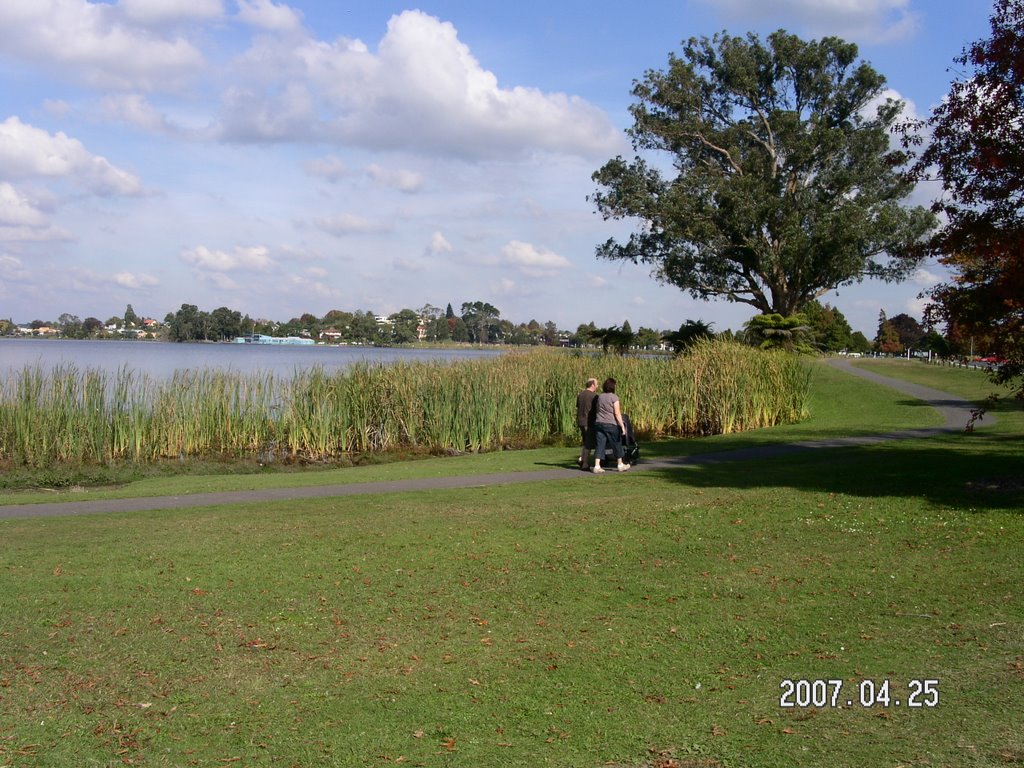 Hamilton Lake, Hamilton 3204, New Zealand by Kun Yu