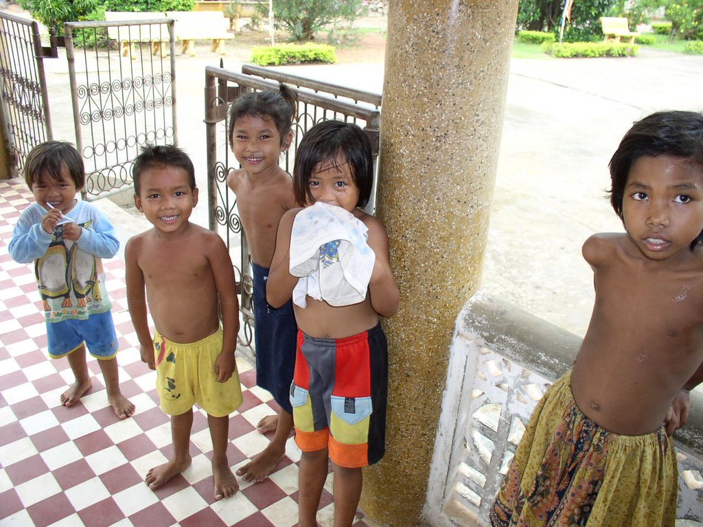 Khmer Kids at Wat by carlhungus