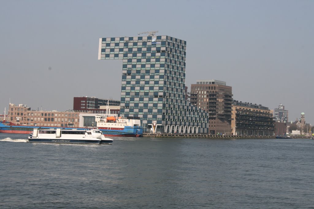 Watertaxi passeert de St Jobshavenkade, Rotterdam. by Carl030nl