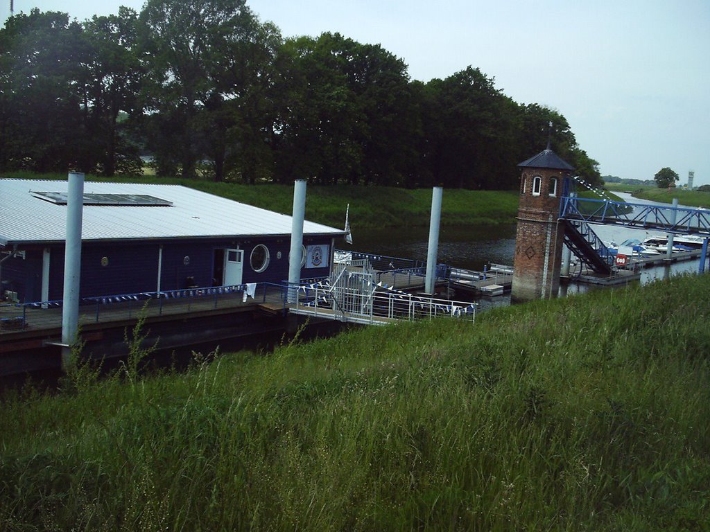 Bootsanleger bei Lenzen ( Elbe ) by Ralf Riet