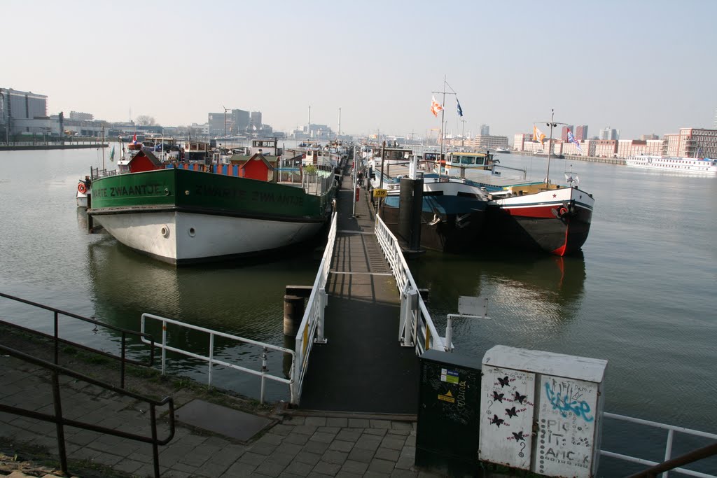 Steiger Maashaven, Rotterdam-Tarwewijk. by Carl030nl