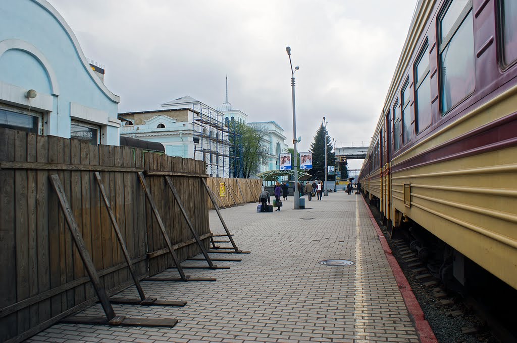 Donetsk. Railway Station. Getting ready for Euro-2012. May, 2011 - Донецк. Вокзал by Annushka77