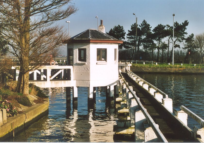 Oude Sluis Plassendale by Marcel Vanalderweireldt