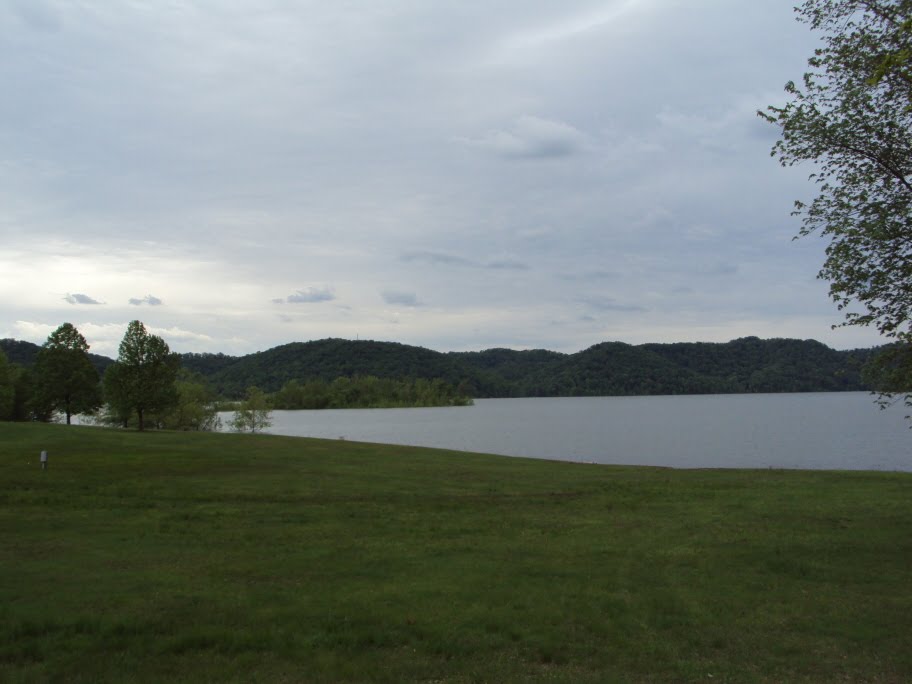 Flooded beach at Twin Knobs Cave Run Lake at record level 05-05-2011 by vnvetlester