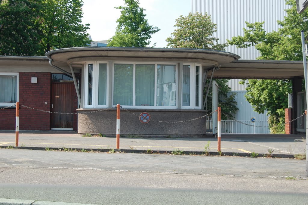 Pförtnerhaus mit neuen Fenstern by vrroouumm