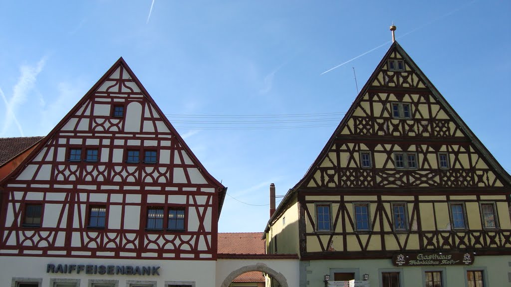 Fachwerk am Marktplatz, dazwischen ein Torbogen von 1515 by WanderGroschi & CGK