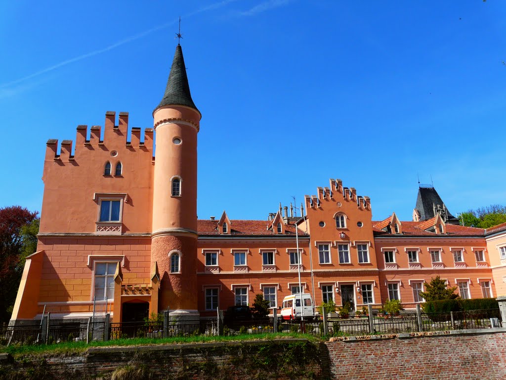 Germany_Brandenburg Country_Oderbruch_watercastle of Gusow_P1200936.JPG by George Charleston