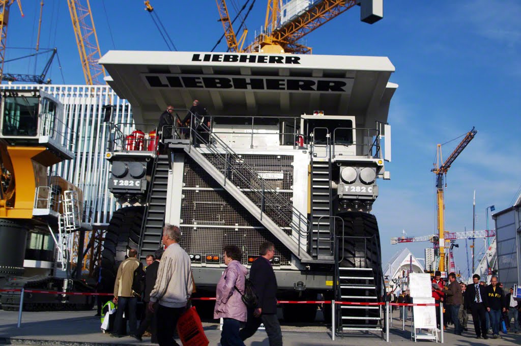 Huge dumptruck @Bauma 2010 by M.H.W. Smits