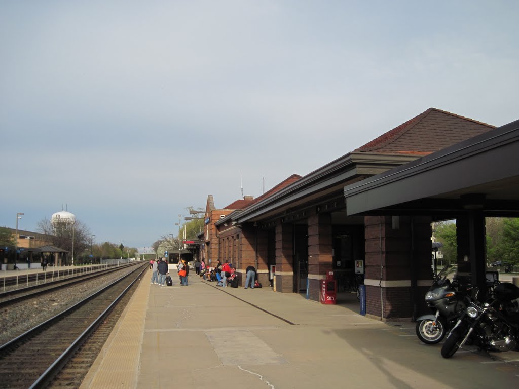 Train station platform by mjkennedy