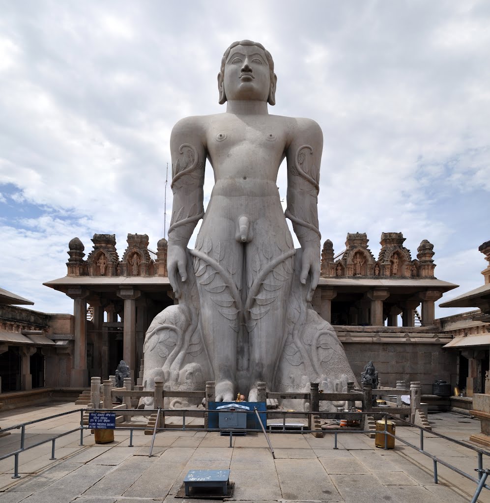 The statue of Gomateshwara or Bahubali. Shravanabelagola, India. by Nicola e Pina India 2010