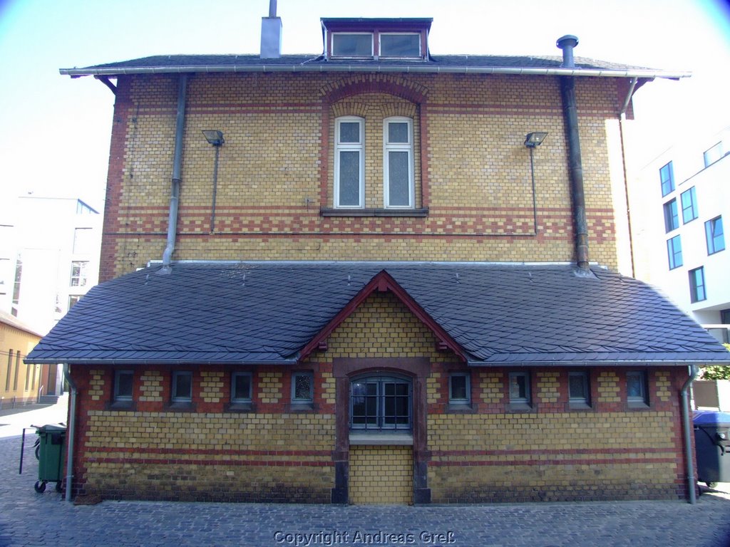 Altes Hafengebäude / Old house at the old harbour by airandy