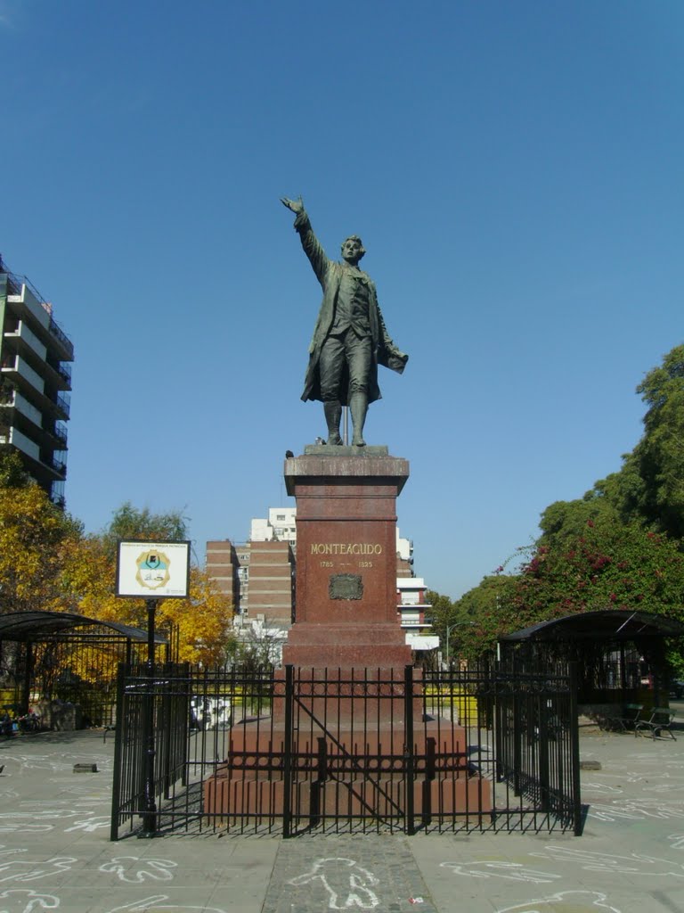 Estatua de Bernardo José de Monteagudo by Ariel Sebastián Becker