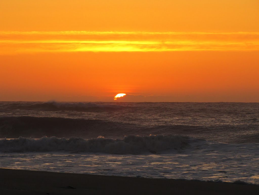 Sunrise (6am) - Cape Hatteras, NC, USA. by André Bonacin