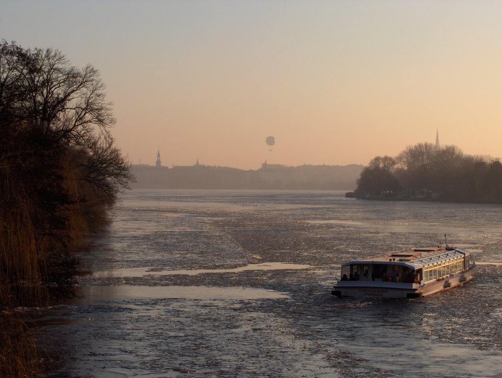 Blick über die Alster, Januar 2006 by Rainer Weidemann