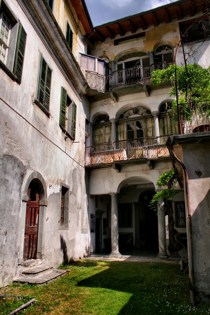 Chiavenna - Vecchi balconi by roberto rubiliani