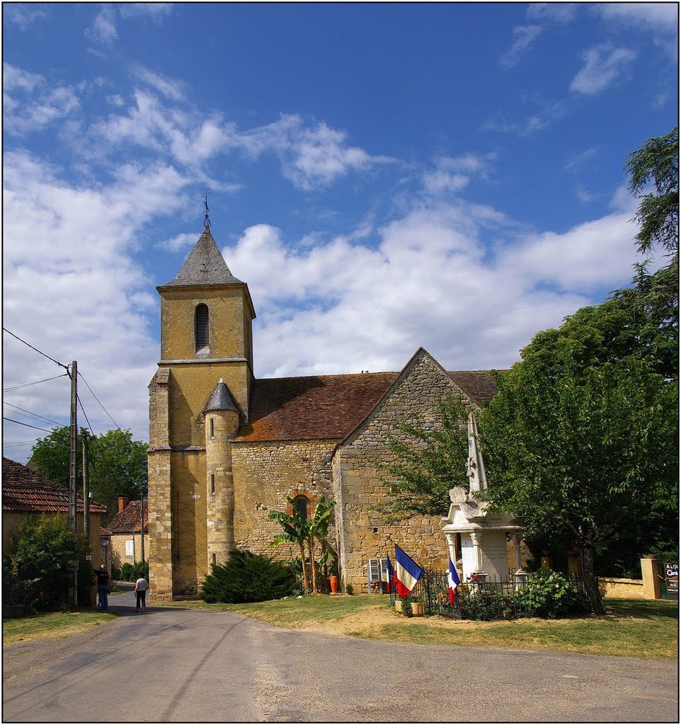 ANGLARS-NOZAC [46] - Le monument au mort (pavoisé pour le 8 mai) et l'église. by Michel Chanaud (Sarlat)