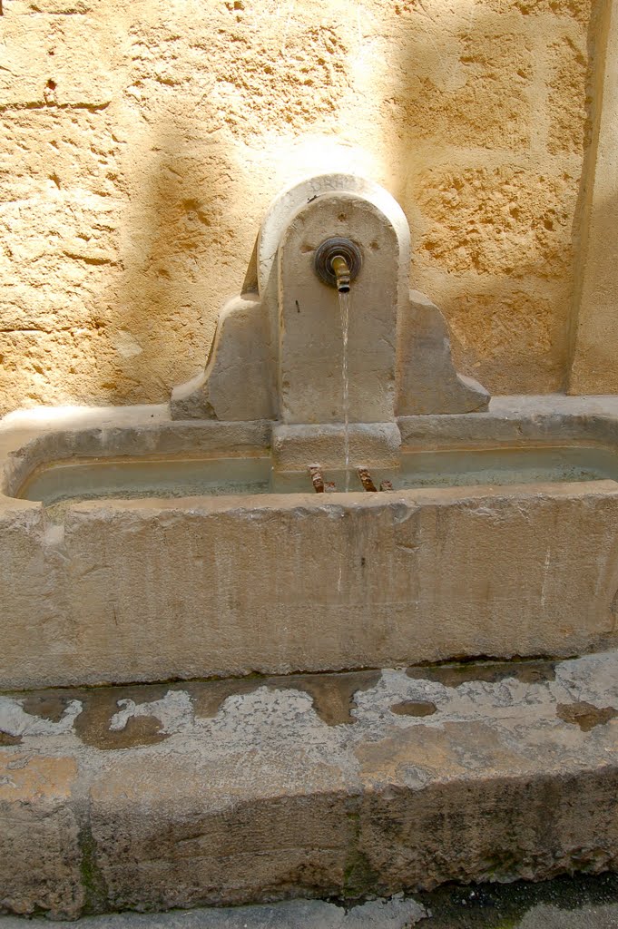 Une fontaine dans Aix-en-Provence by Bernard Bost