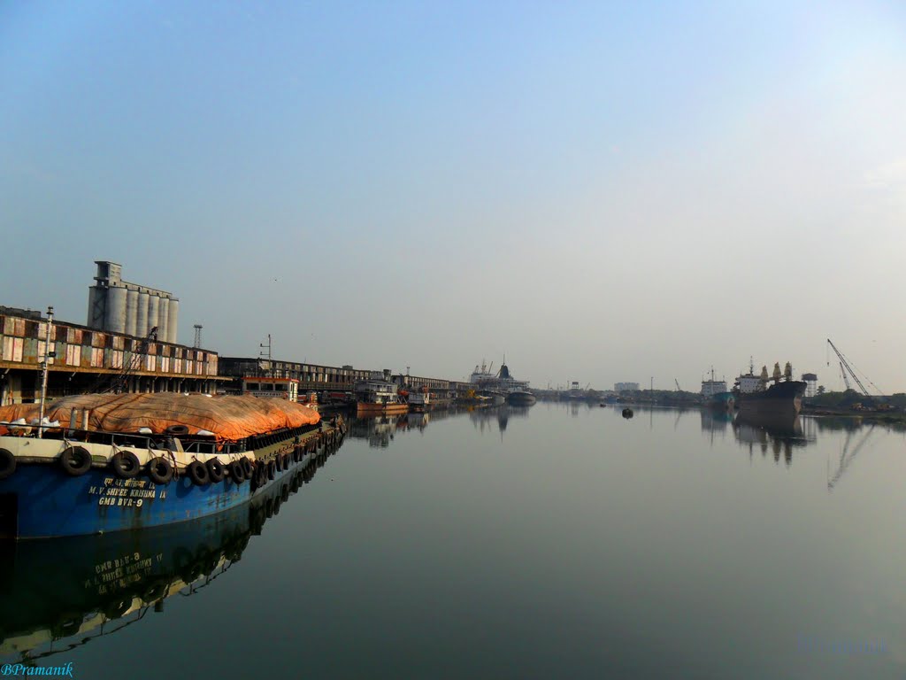 KHIDIRPUR DOCK,,, KOLKATA by B.Pramanik