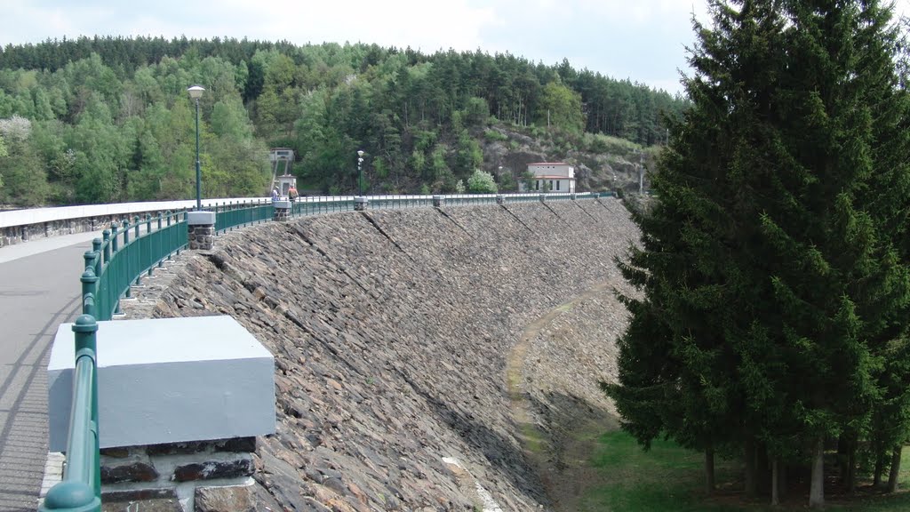 Přehrada Mostiště (Mostiště dam) by Traveliano