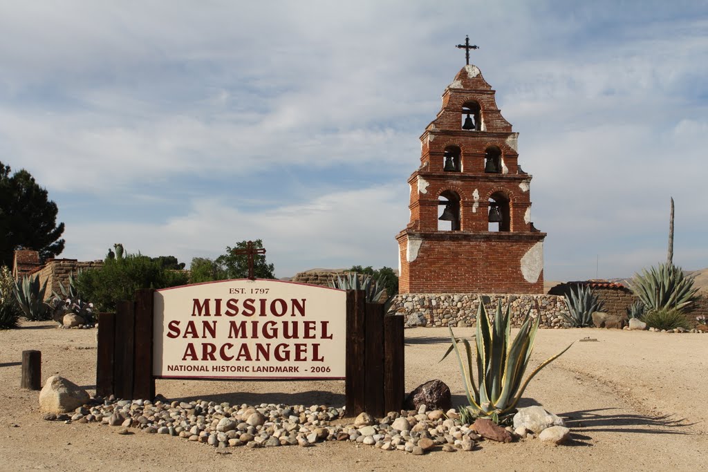 Misión de San Miguel Arcangel by R Melgar