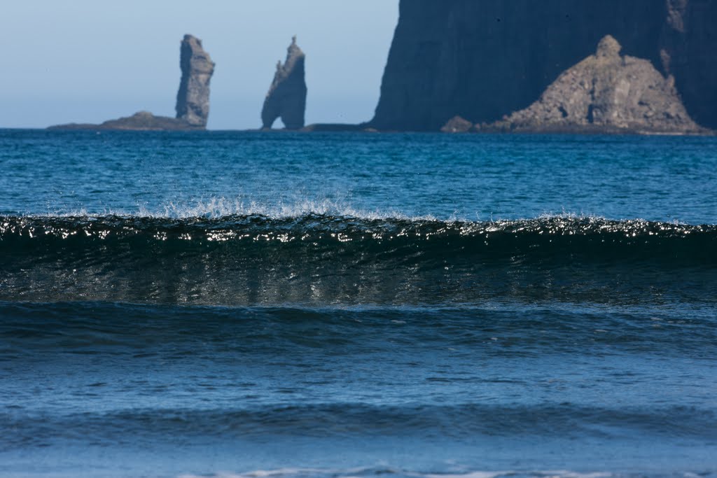 Tjørnuvik bølge sorte strand Færøerne 2011 Risin og Kellingen 75-73m høje Stenstøtter by Peder Palshøj Pedersen