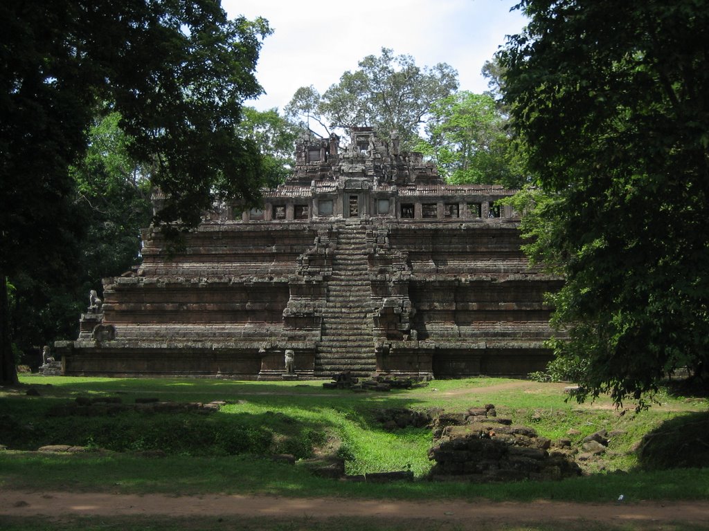 Phimeanakas Royal Palace, Angkor Thom by Amanda and Paul Byrn…