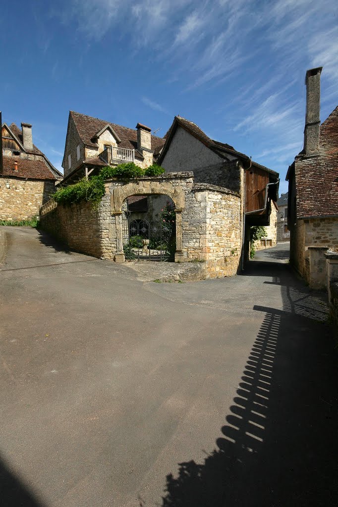 Ruelle de Carennac by Roland Gardin