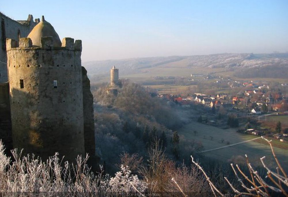 Blick von der Rudelsburg zur Burg Saaleck by Dominique