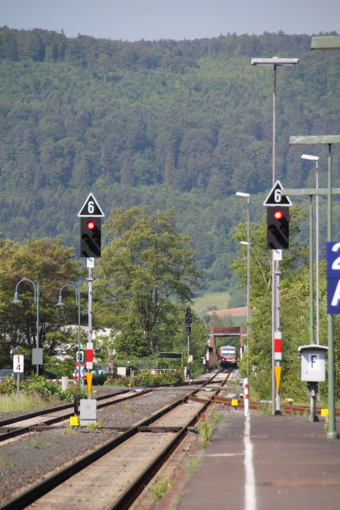 Am Bahnhof Miltenberg (Nord), Blickrichtung Mainbullau, auf der Brücke im Hintergrund nähert sich die Reginalbahn aus Amorbach, Mai 2011 by kdh865