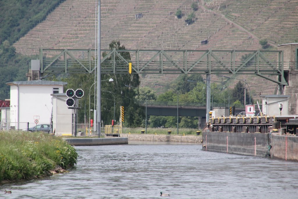 Einfahrt in die Schleusse Klingenberg: im Hintergrund sieht man noch die 'alte' Mainbrücke und ganz hinten den Weinberg zwischen Erlenbach und Klingenberg, Mai 2011 by kdh865