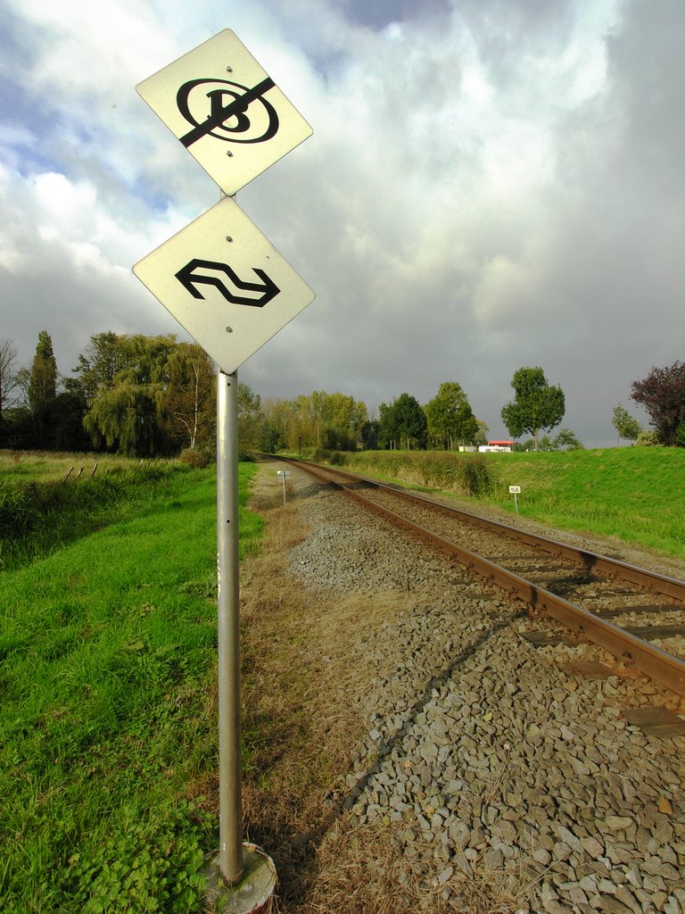 Border-line by Koos Fernhout