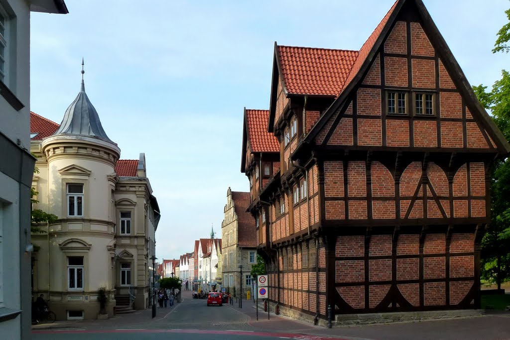 Stadthagen, Obernstrasse mit Amtspforte by Burkhard Foltz