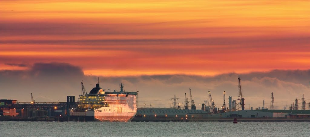 Humber at sunrise by Oddlegs