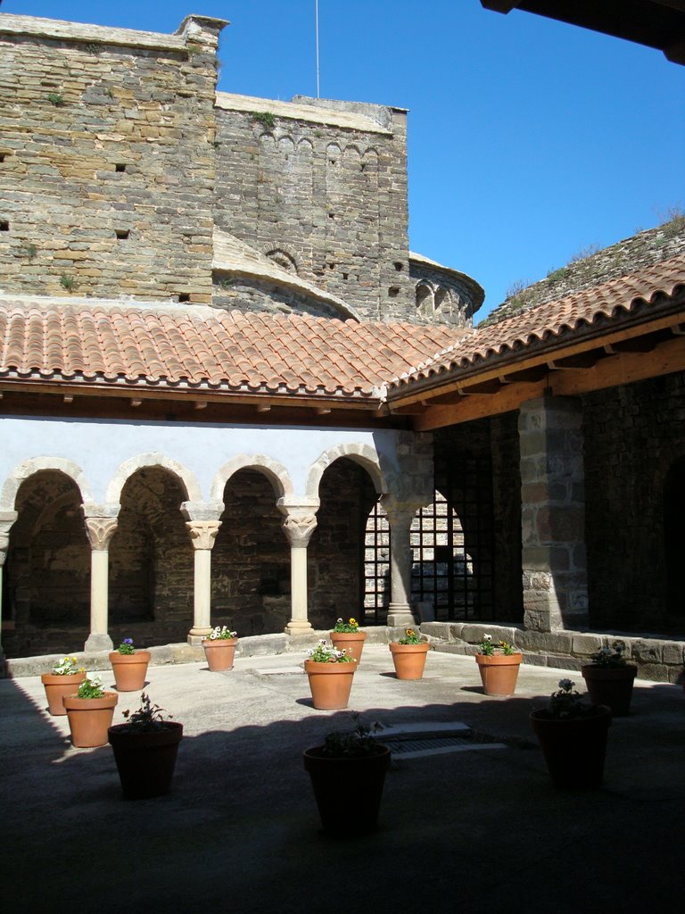 Pati interior del monestir de Sant Pere de Casserres by Albert Codina