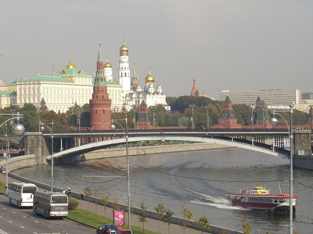 Kremlin and Moscow river view from the pedestrian bridge by Teodoro de Jimki