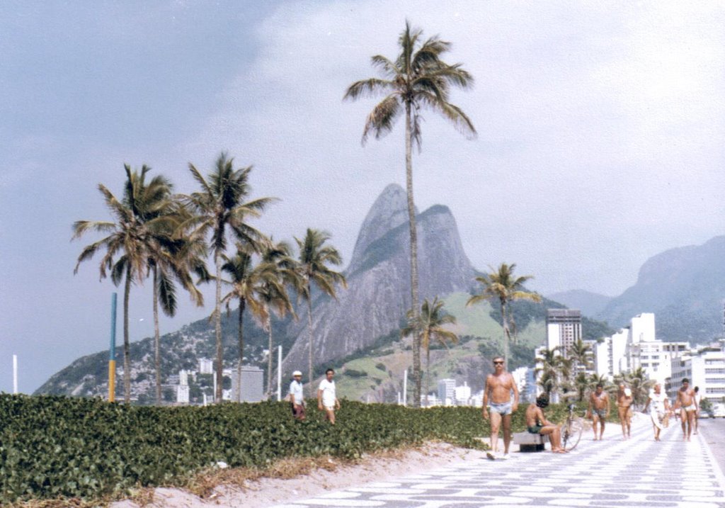 Rio de Janeiro_Ipanema_Calçadão(1980-Jan) by fbaracho