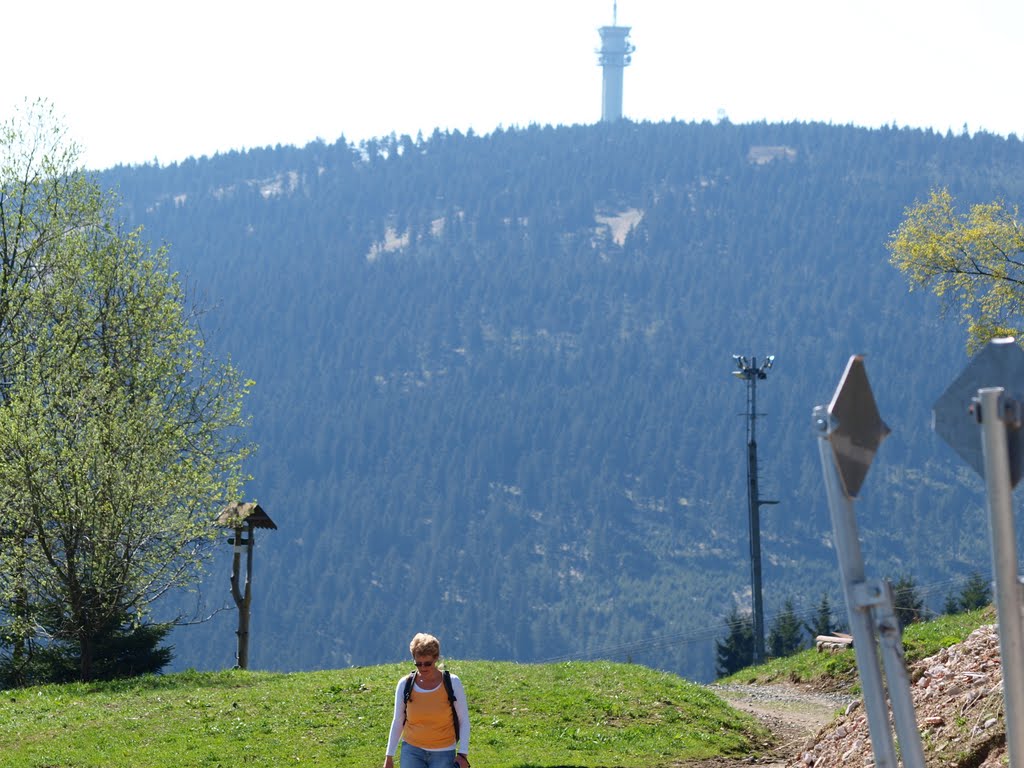 Oberwiesenthal - Blick vom Fichtelberg Richtung Keilberg (Klinovec) by RainerPausB