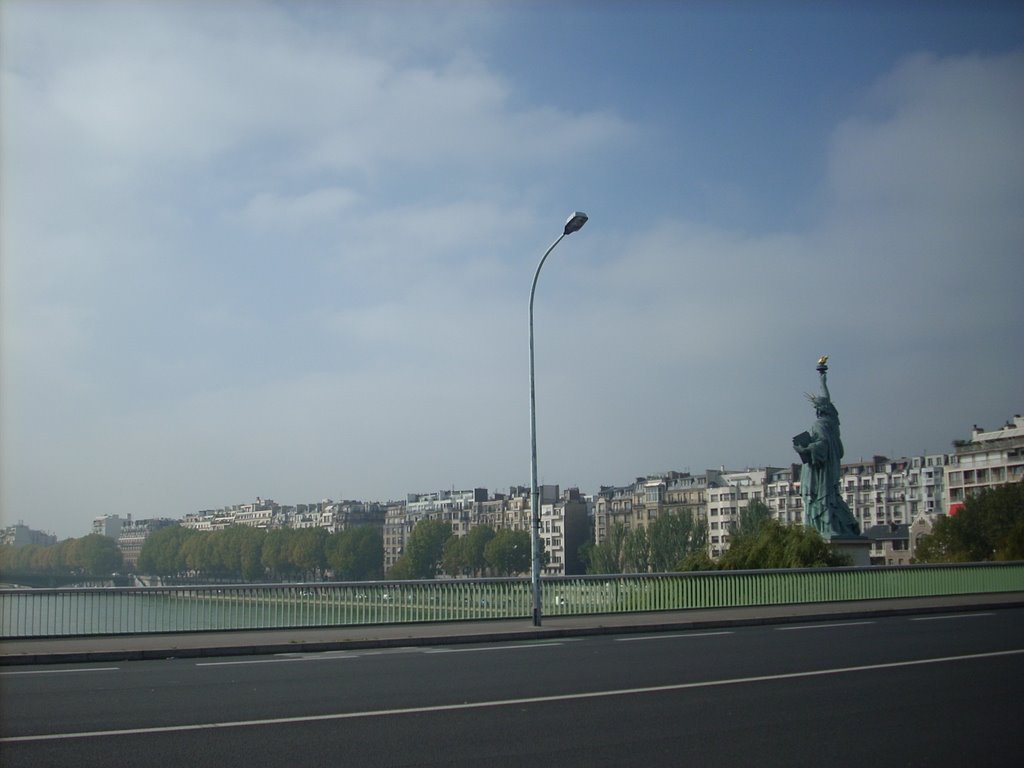 Original de la Statue de la Liberté regarde vers sa copie à l'Ouest by © SisAnnick