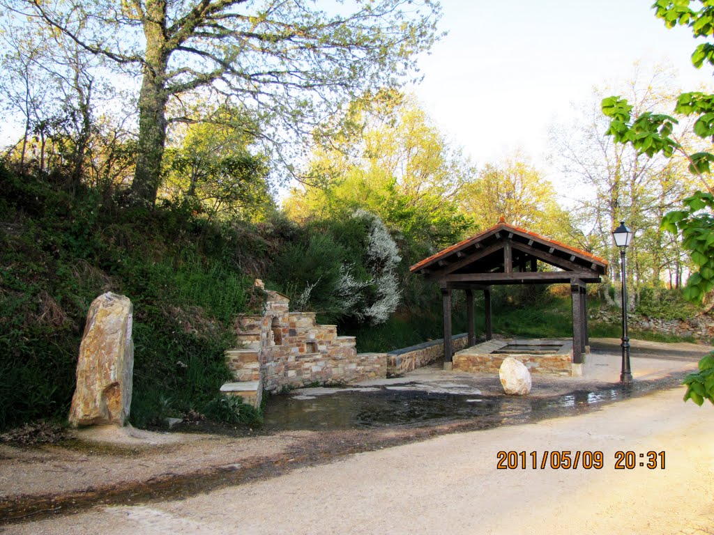 Fuente en Rabanal del Camino. León. by Valentín Enrique