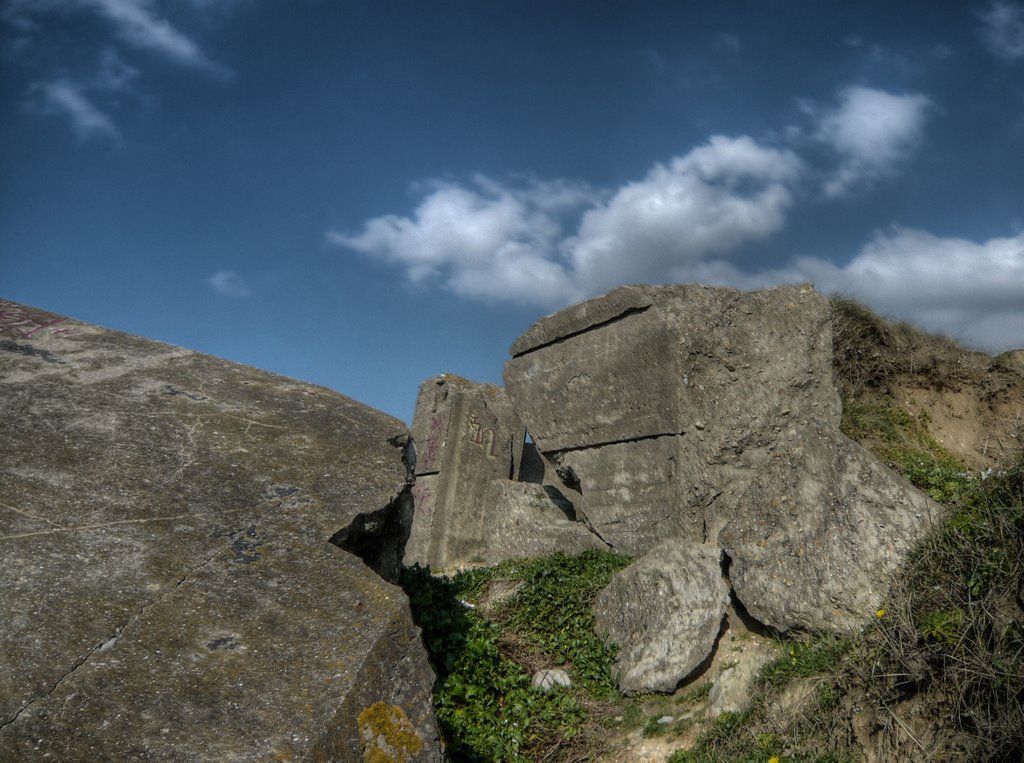 Trümmer Atlantikwall - Beobachtugnsbunker by pillboxs