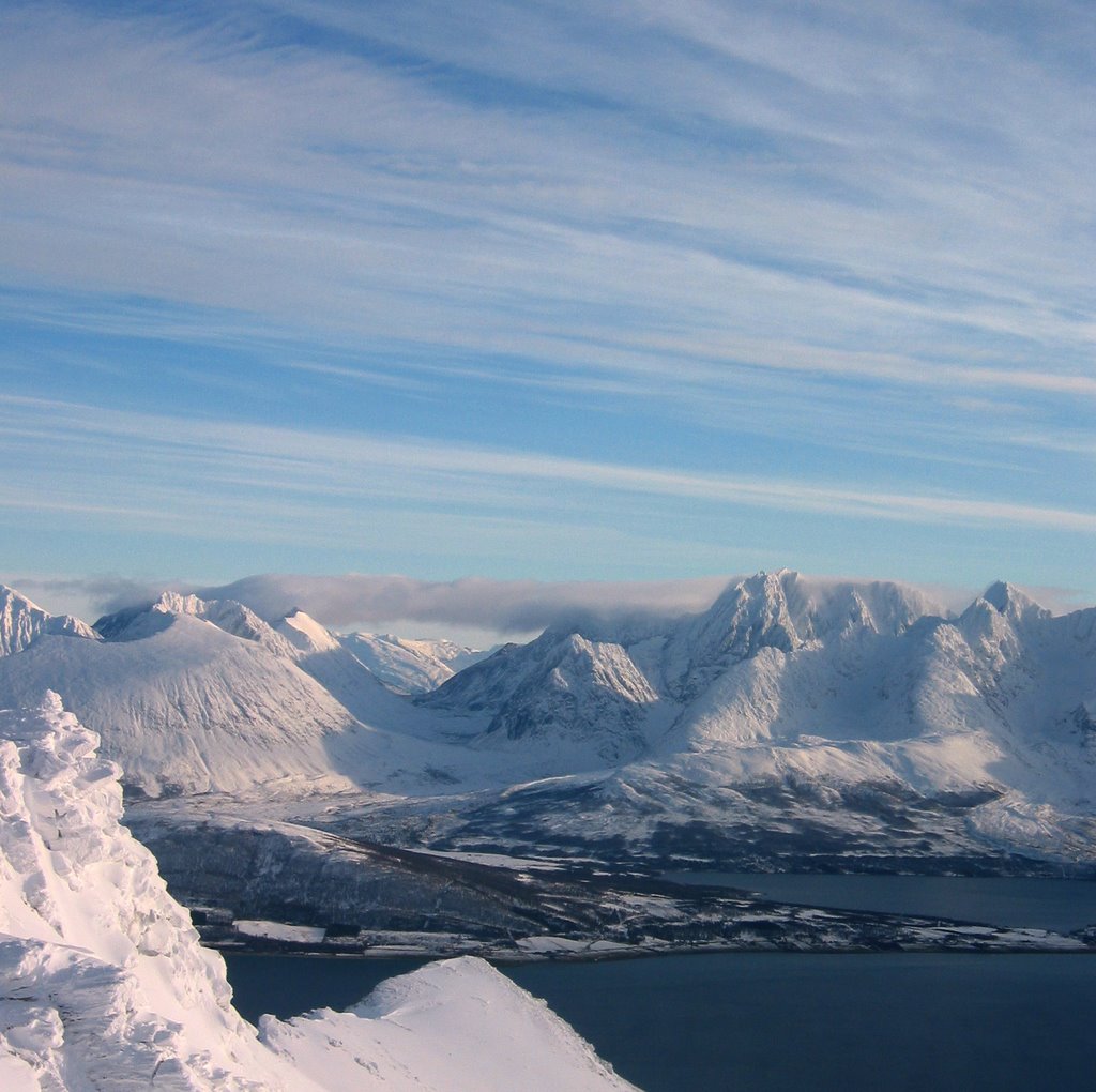 Jægervasstindane ~1500 m , october 2007 by Snemann