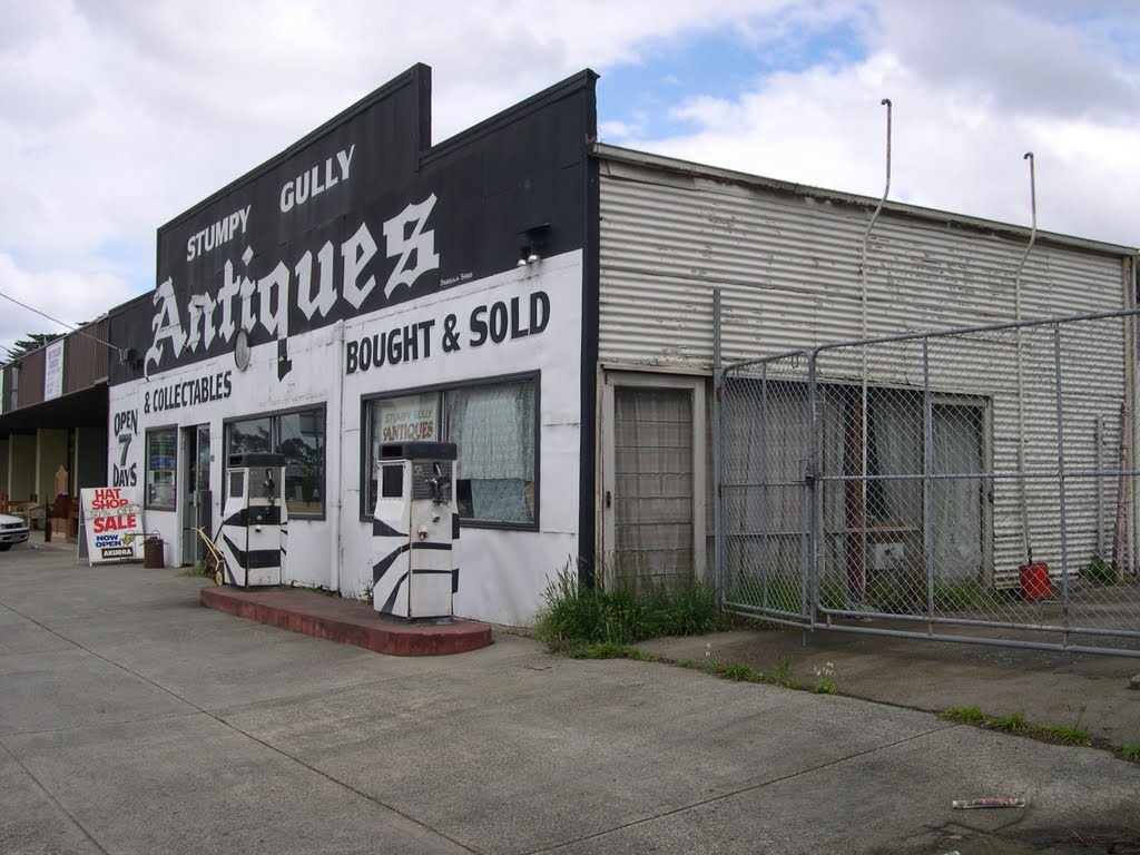 Old Garage Tyabb - now antiques store 2010 by tidders