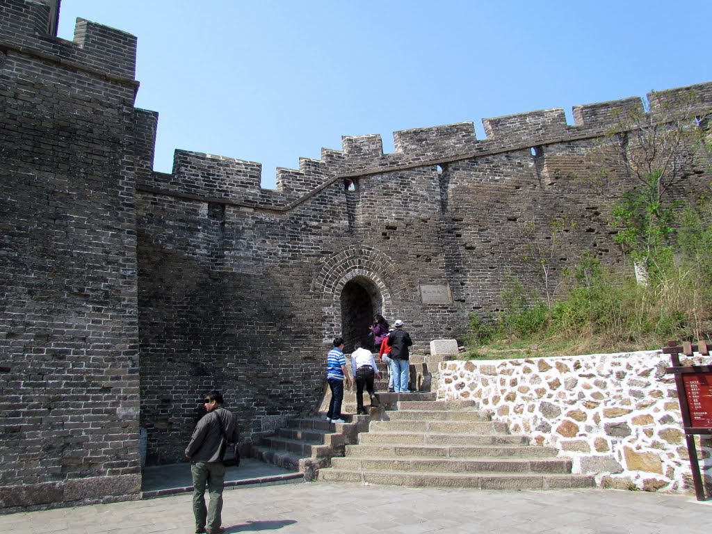 金山岭长城 / 金山嶺長城 磚垛關門 上 城樓,不通關內. Jin-shan-ling(Gold Ridge) section of the Great Wall, the passing gate by Percy Tai  漆園童