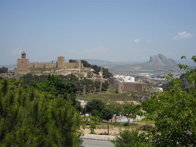 Vista del Castillo de Antequera y la Peña de los Enamorados by Rafael Saco